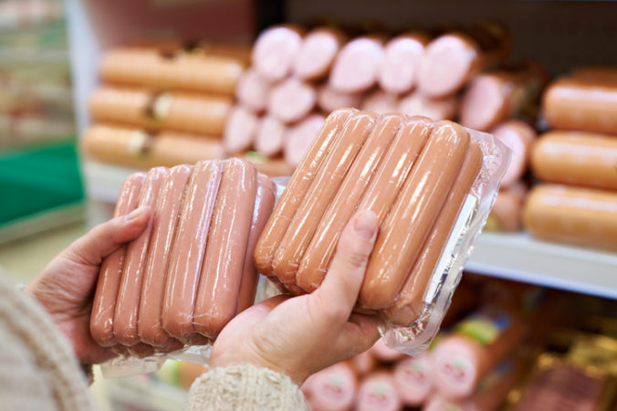 V USA začínajú predávať vegetariánske klobásy s prísadou z molekúl s chuťou mäsa