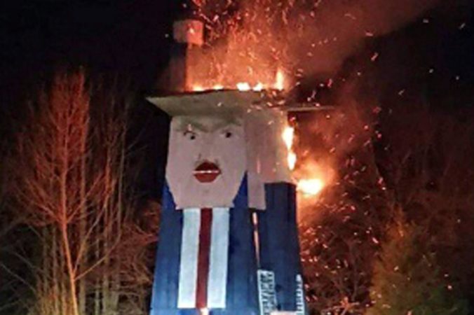 Veľká drevená socha Trumpa v slovinskom Moravče zhorela do tla, niekto ju podpálil