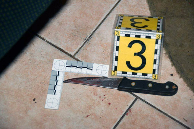 Košičanka bodla muža kuchynským nožom, už čelí obvineniu zo zabitia