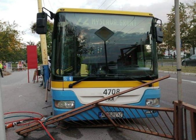 Nezabezpečený autobus sa pohol a ťažko zranil ženu, jeho vodiča v týchto dňoch obvinili