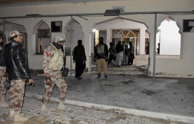 Počas modlitieb v kvétskej mešite došlo k výbuchu, hlásia mŕtvych aj zranených (foto)