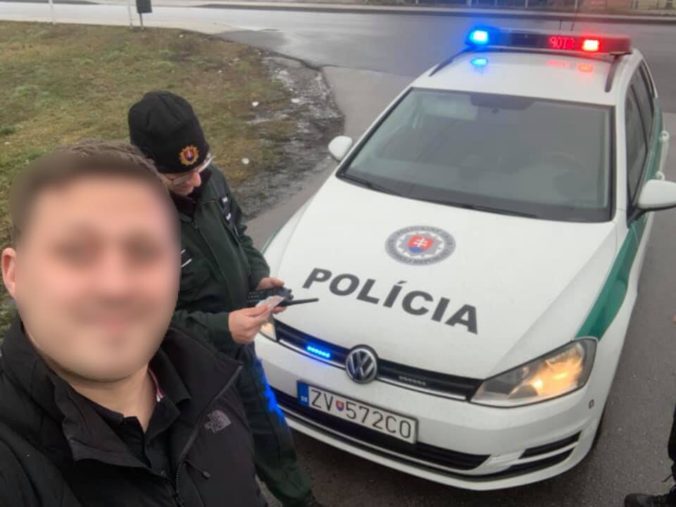 Policajtom vulgárne vynadal a spravil si s nimi „selfie“, údajne ide o kandidáta kotlebovcov