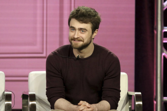 Hercovi známemu ako Harry Potter dal okoloidúci peniaze, považoval ho za bezdomovca