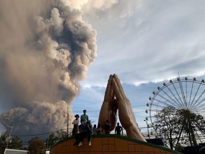 Neďaleko Manily vybuchla sopka, evakuovali tisíce ľudí a letisko prerušilo prevádzku (foto+video)