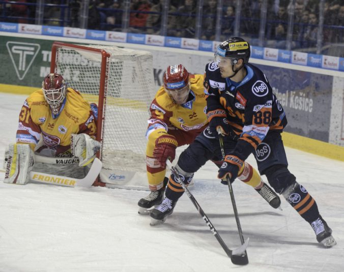 Slovan vďaka hetriku Kytnára uspel vo Zvolene, v Tipsport lige aj víťazstvá „baranov“ a „oceliarov“