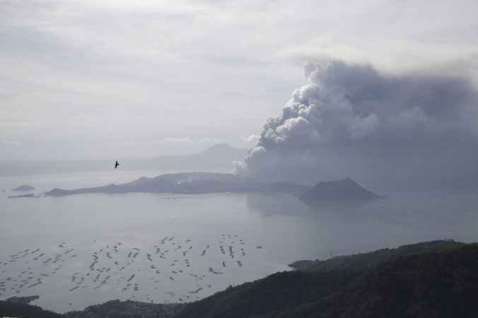 Sopka Taal začala chrliť lávu, vedci zvýšili stupeň varovania a vydali výstrahu pred cunami (video)