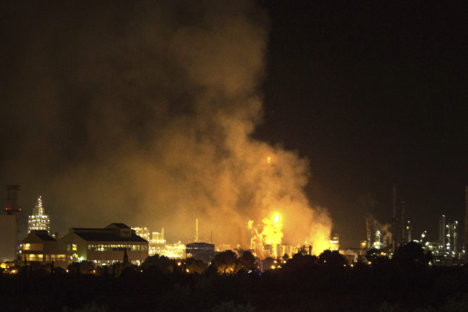 Chemickým priemyselným parkom otriasol výbuch, obyvatelia majú zostať doma a zatvoriť okná