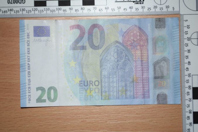 Na Horehroní sa objavili falošné 20-eurovky, išlo o falzifikáty označené 5. stupňom (foto)