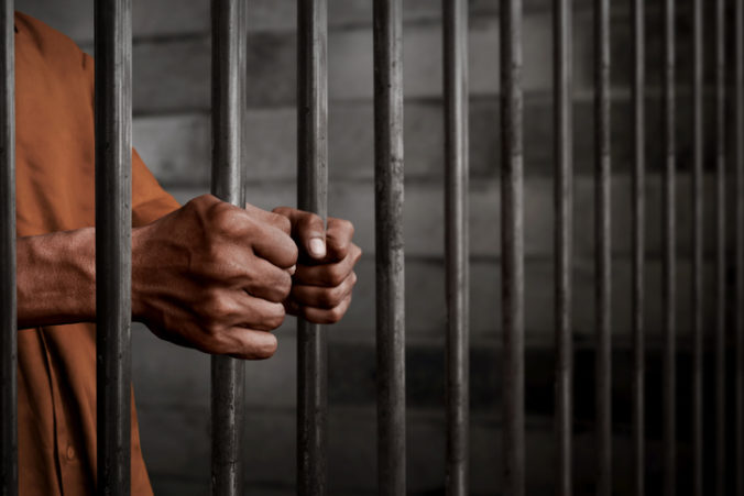 Muž odsúdený za krádež dostal ďalších dvanásť rokov len za to, že mal vo väzení mobil