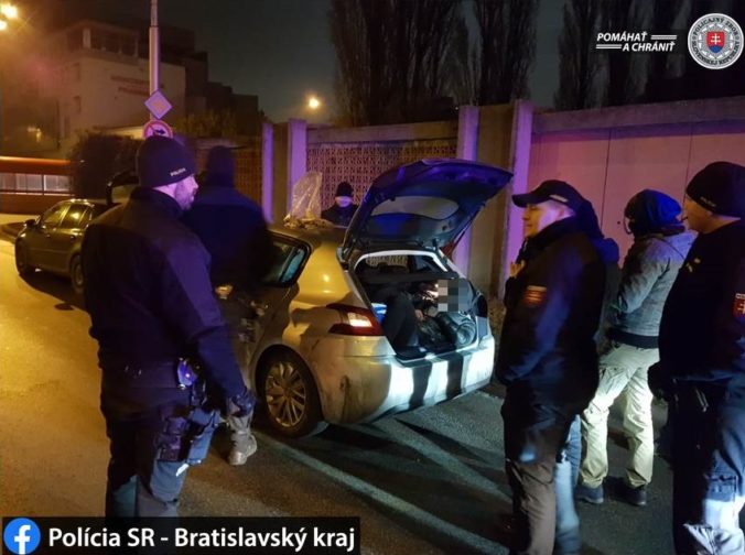 Bratislavská polícia si posvietila na zlodejov áut a zadržali piatich cudzincov zo Sýrie (foto)