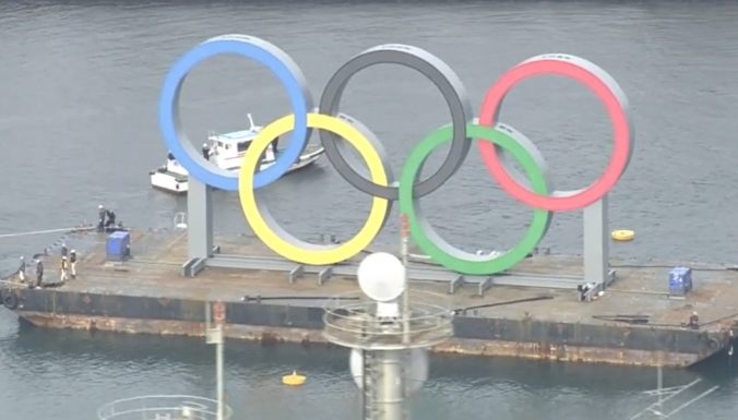 Do Tokijského zálivu dorazili olympijské kruhy gigantických rozmerov (video)