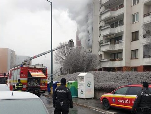Po výbuchu zachvátil byt na Bartókovej ulici v Bratislave požiar, obyvateľov evakuovali