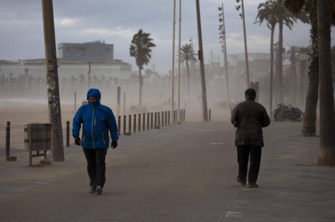 Časti Španielska sužuje silný vietor, dážď aj prudké sneženie, dvaja ľudia zomreli