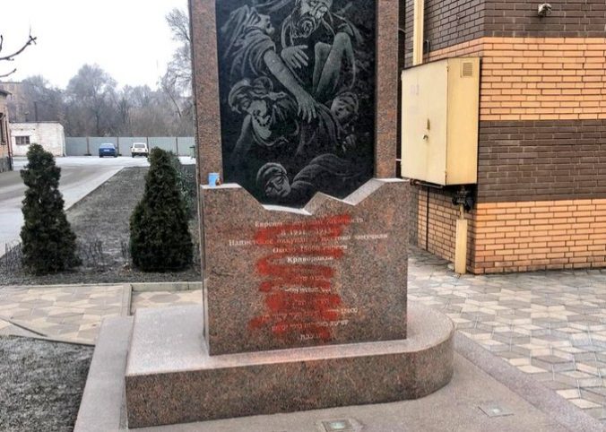 Vandali poškodili pamätník obetí holokaustu v meste Kryvyj Rih na východe Ukrajiny