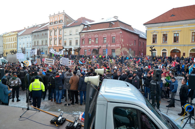 Stovky ľudí v Levoči zrušili kotlebovcom míting, Mazureka vypískali (foto)