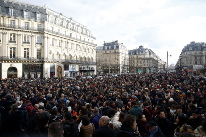 Štrajkujúci odborári pristúpili k nečakanému kroku, na predmestiach Paríža vypli elektrinu
