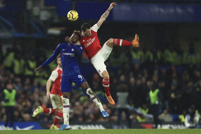 Chelsea v šlágri remizovala s Arsenalom, Newcastle šokoval Everton gólmi v nadstavenom čase