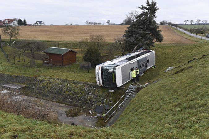 Autobus sa šmykol na zľadovatenej ceste a skončil v priekope, nehodu neprežili dve deti (video)