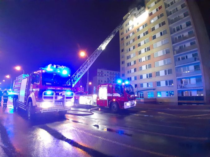 Pre požiar bytu museli evakuovať panelák, jedna žena neprežila