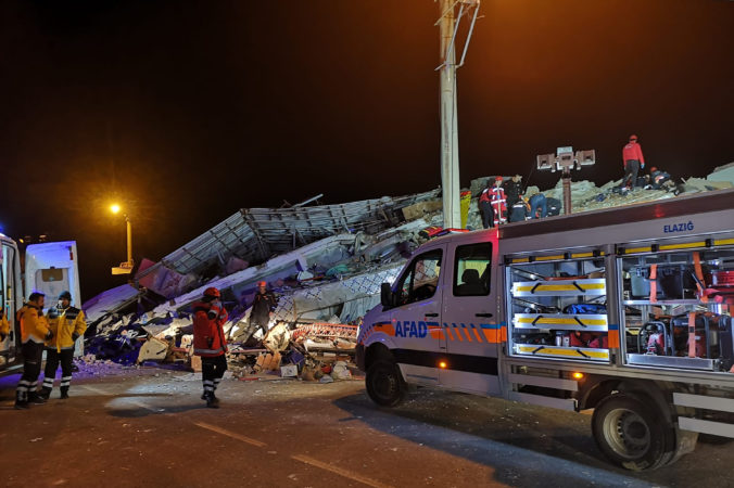 Východ Turecka zasiahlo zemetrasenie, hlásia stovky zranených aj niekoľko mŕtvych