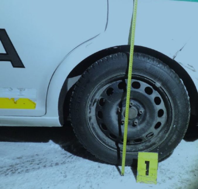 Čadčan sadol za volant opitý, vrazil do plota a pri cúvaní aj do policajtov (foto)