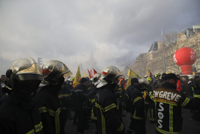 Hasiči demonštrovali v Paríži za zvýšenie platov, policajti proti nim použili vodné delá (video)