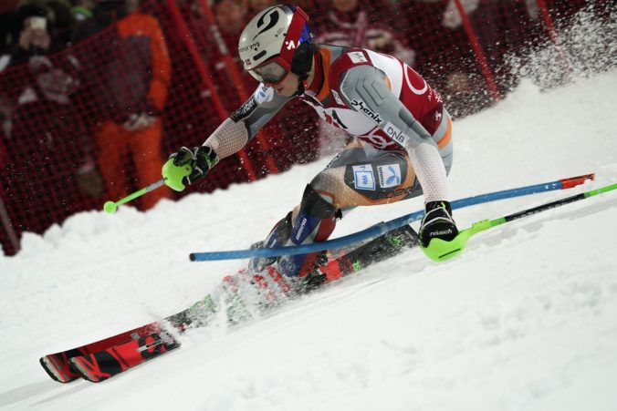 Kristoffersen ovládol nočný slalom v Schladmingu, preteky narušila dáma v plavkách (video)