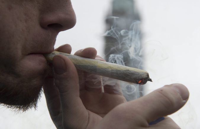 Marihuana by sa mala zlegalizovať, vyhlásil na súde obvinený a zapálil si „jointa“