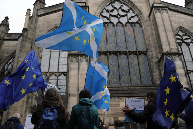 Škótsko odhlasovalo nové referendum o nezávislosti, vlajka EÚ ostane pred parlamentom aj po brexite
