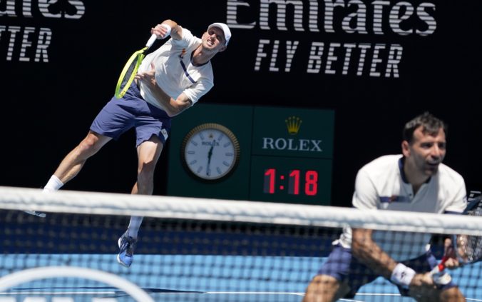 Filip Polášek doplatil v semifinále Australian Open na ostré slnko, ktoré mu kazilo podanie