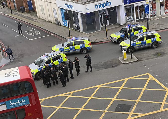 Policajti v Londýne zastrelili muža, ktorý pobodal dvoch ľudí (video)