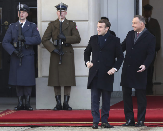 Prezident Macron začal dvojdňovú návštevu Poľska, cieľom je upevniť vzťahy s európskymi partnermi
