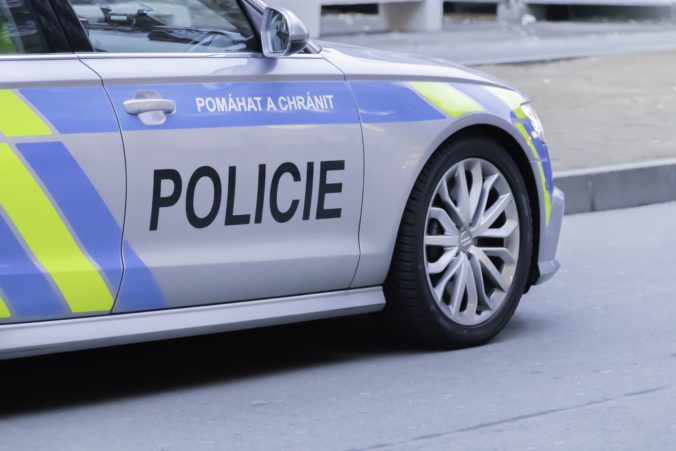Polícia evakuovala gymnázium v centre Prahy, v pivnici našli granát