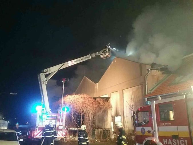 V bratislavskej Petržalke horí sklad, zasahuje niekoľko desiatok hasičov (foto)