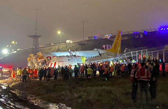 Lietadlo spoločnosti Pegasus Airlines zišlo z dráhy a rozlomilo sa na tri časti (video)
