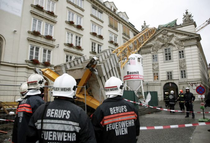 Obytný dom vo Viedni zachvátil požiar, hasiči evakuovali desiatky osôb