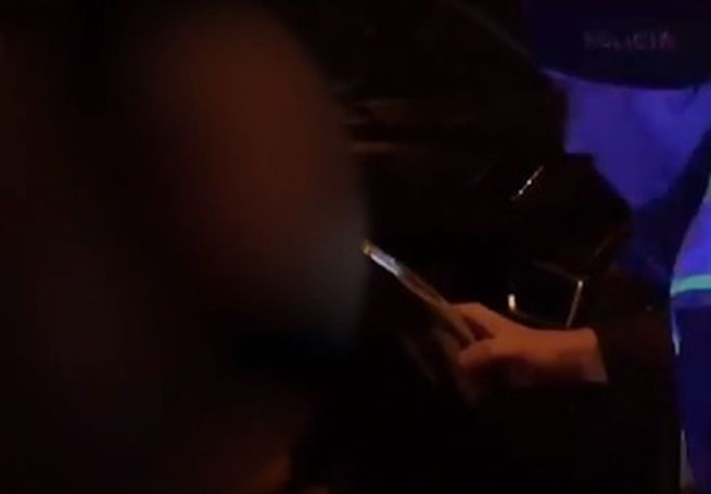 Opitá vodička takmer vypadla z auta, chcela ísť pre deti do školy (video)