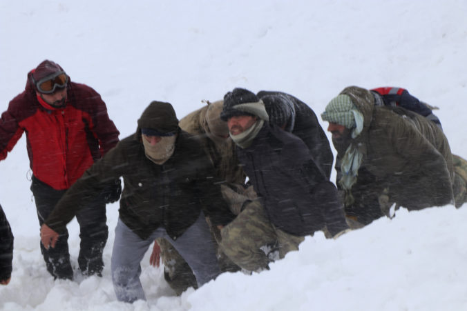 Počet obetí dvoch lavín v Turecku stúpol, pátranie po nezvestných pokračuje