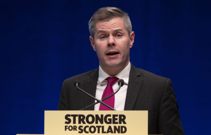Škótsky minister financií rezignoval, dôvodom je jeho komunikácia so 16-ročným chlapcom