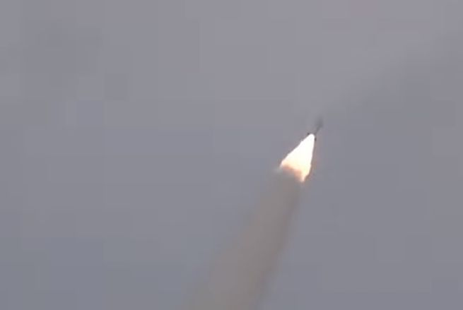 Iránska armáda predstavila novú balistickú raketu Raad-500 (video)