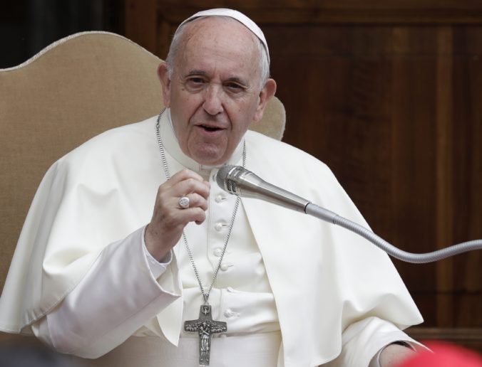 Pápež František vyzval internetové firmy, aby boli ostražité v boji proti obchodníkom s ľuďmi