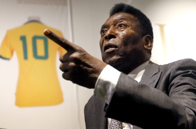 Legendárny Pelé sa zdráha opustiť vlastný dom, pretože bez pomoci nedokáže chodiť