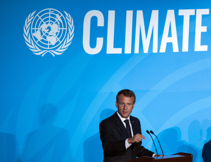 Francúzska vláda bojuje s emisiami uhlíka, Macron bude mať pancierové auto s hybridným motorom