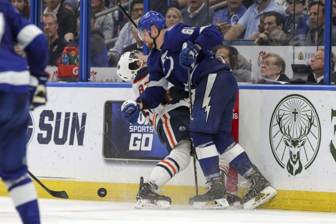 Černák rozdal deväť hitov, Draisaitl je už 90-bodový a súboj Slovákov v NHL sa nekonal (video)