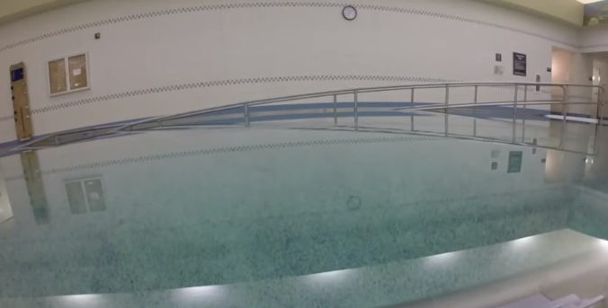 V hotelovom bazéne sa takmer utopil malý chlapec, okolo neho pritom bola aspoň desiatka ľudí (video)
