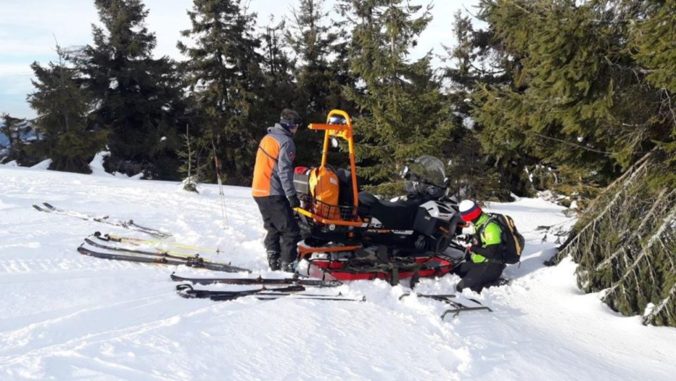 Horskí záchranári ratovali turistu vo Veľkej Rači, mal silné kŕče v nohách