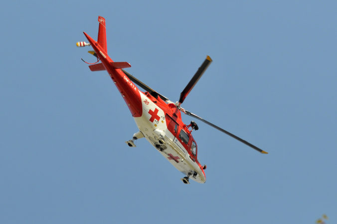 Pri obci Viničné sa čelne zrazili dve autá, zasahoval aj vrtuľník