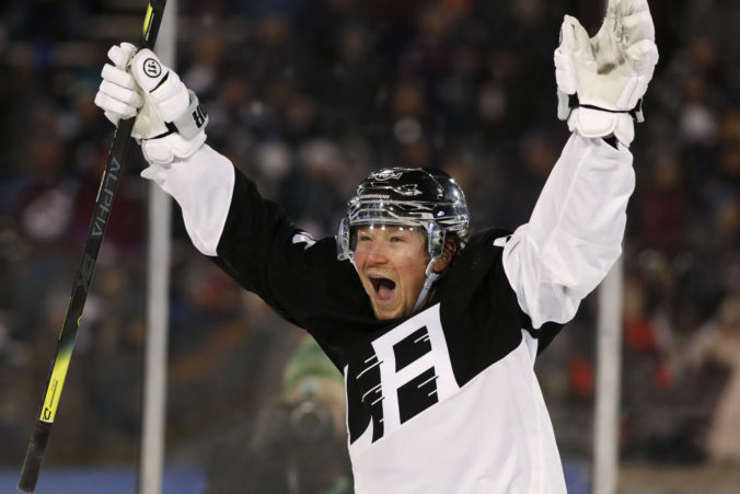 Toffoli z LA Kings strelil v takmer dvojtisícovej výške pod holým nebom historický hetrik