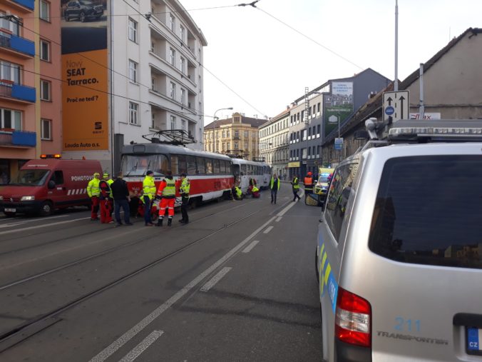 Dve električky sa zrazili v centre Brna, v nemocnici skončilo niekoľko zranených (video)