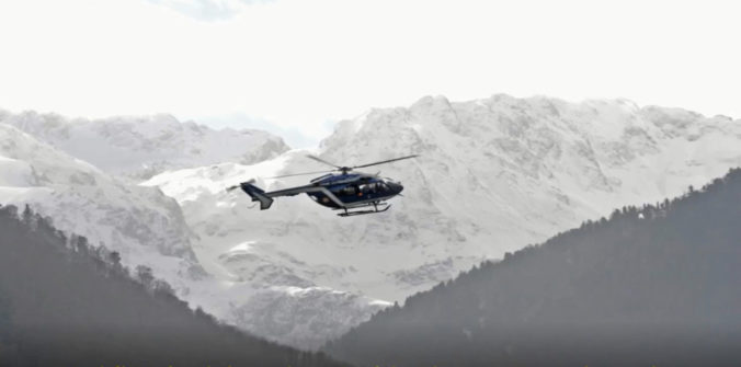 Lyžiarskemu stredisku v Pyrenejách chýbal sneh, tak si ho nechali navoziť vrtuľníkmi (video)